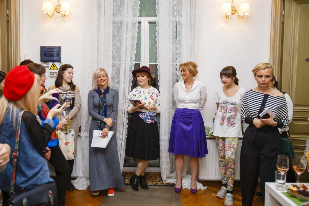 Alexandra Ungureanu, Gianina Corondan si Thea Haimovitz la Laboaratoarele Thea