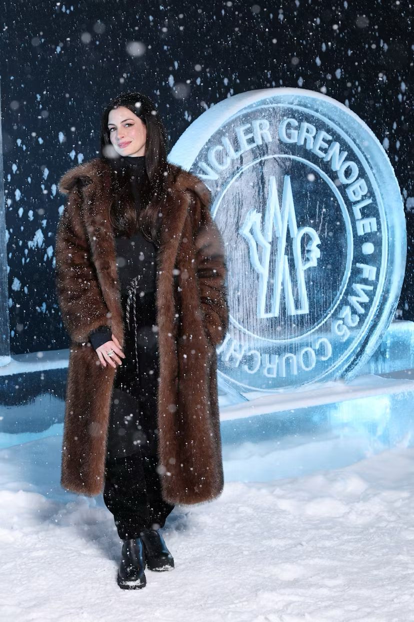 Anne Hathaway la Moncler Grenoble fall 2025