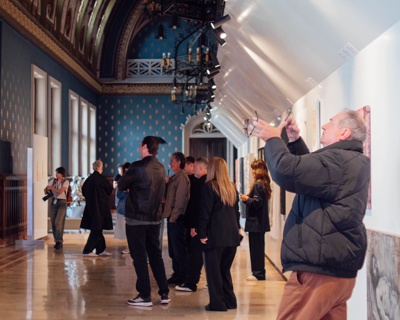 Premieră națională: Mircea Cantor, câștigătorul premiului Duchamp, curatorul unei splendide expoziții în țară, la Romanian Creative Week