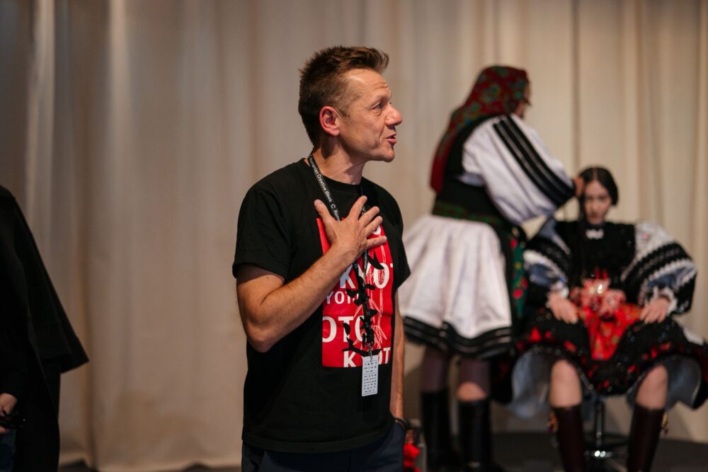 Mircea Cantor, câștigătorul premiului Duchamp, curatorul unei splendide expoziții în țară, la Romanian Creative Week