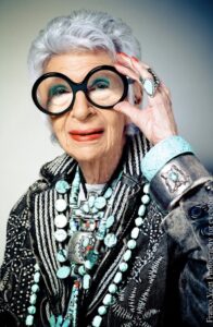 https://www.theessenceofit.com/iris-apfel-diva-a-modei-la-peste-90-de-ani/