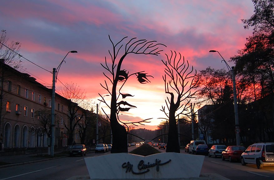 statuie mihai eminescu