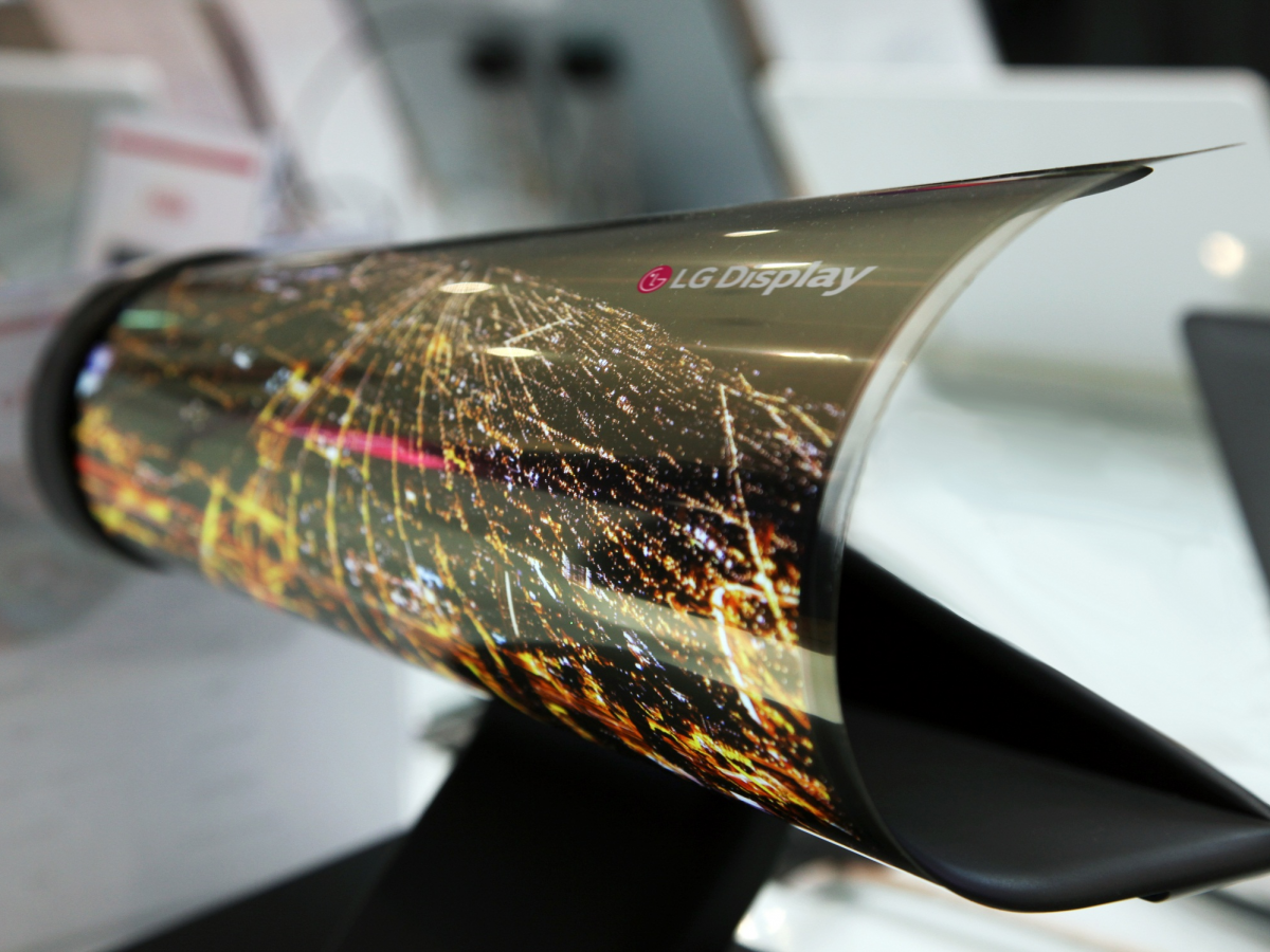 the-lg-oled-display-that-can-be-rolled-up-like-a-newspaper-is-incredible